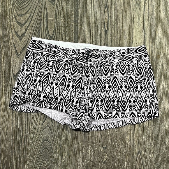 American Eagle Outfitters Shorts Shortie Aztec Geo Stretch Black White Size 2 - Picture 1 of 7